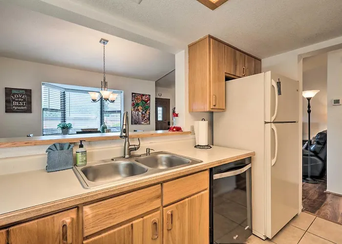 16 Mi To Red Rock State Park: Condo!